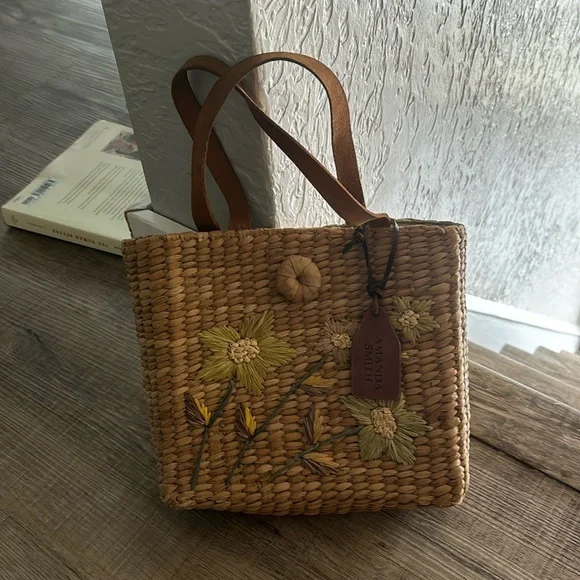 Adorable summer bag! - Picture 1 of 4